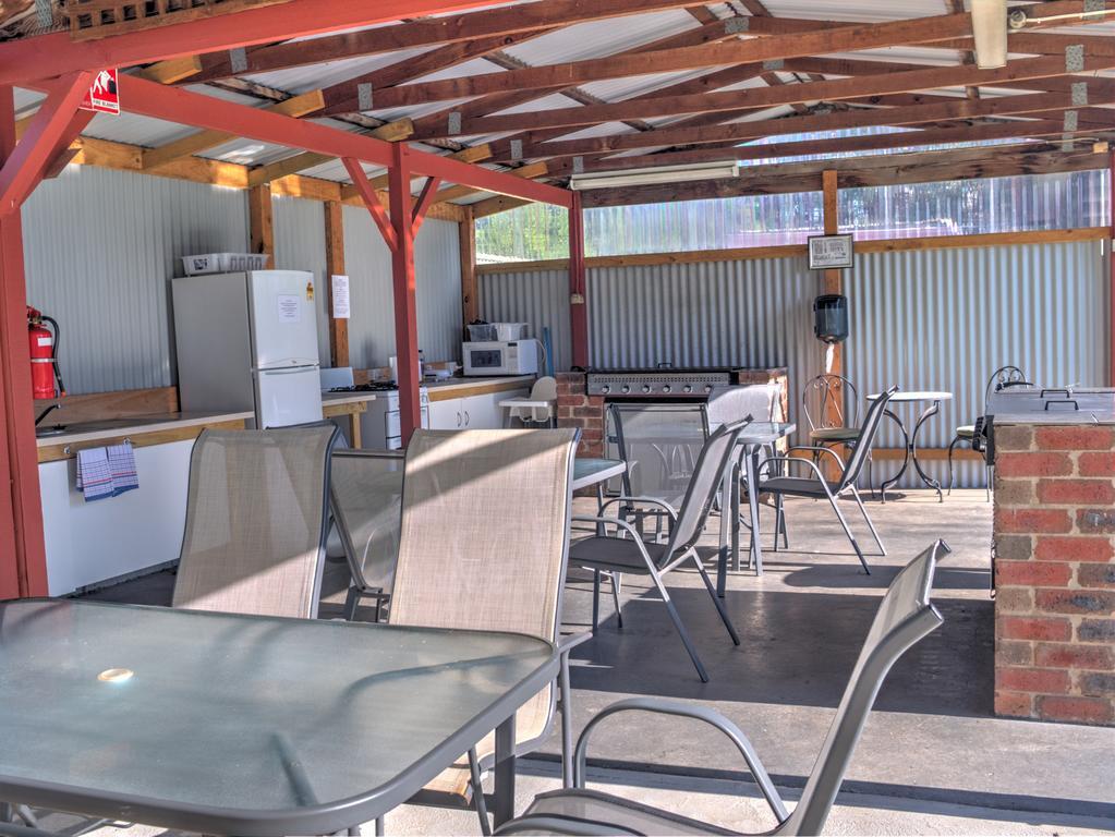 High Country Holiday Park Mansfield Exterior photo